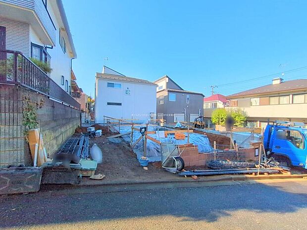 ☆現地外観写真☆
一戸建ての大きなメリットは、「自分の土地」を自由に使えること。好きなペットが飼えるほか、ガーデニングやＤＩＹ、車やバイクの手入れなど様々な趣味を楽しめます♪