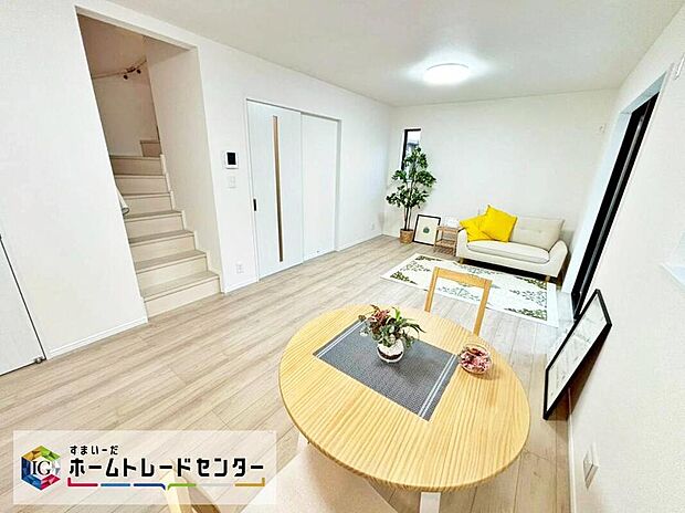 【リビング】※B号棟
家族と食事のほか、お子様を遊ばせたり友人を招いたりするＬＤＫは住まいの中心。大切な家族とコミュニケーションがとれる家族思いの間取りを作りました♪※家具付き販売ではございません。