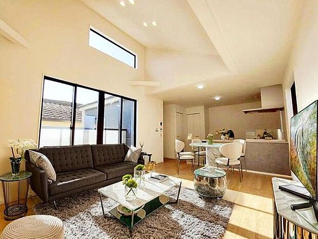 明るく開放感のあるリビング。対面式キッチンは、いつでもご家族を感じられる空間作りの重要ポイントになりそうです。。※家具をCGで加工しています。家具付き販売ではございません。

