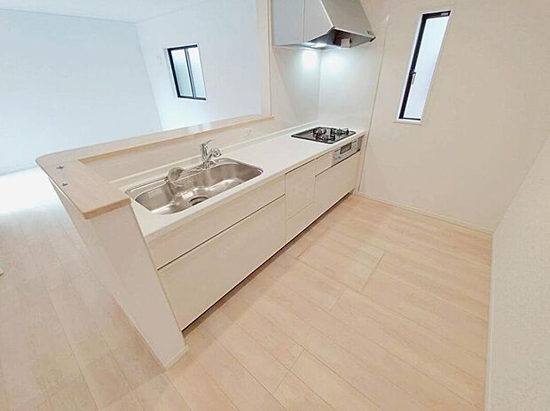 対面式キッチンですので、お食事の準備をしながらご家族との会話を楽しめます♪あると嬉しい床下収納は使用頻度の少ないものや、見せたくないものの収納に◎