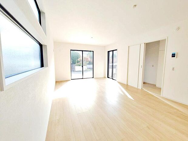 ここにはみんなが集い、食事と楽しい会話が始まる。話に夢中になりすぎて、ついつい時を忘れ時間が過ぎてしまう。そんな束の間の幸せを感じさせてくれる場所となることでしょう。