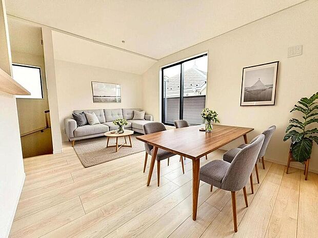 明るく開放感のあるリビング。対面式キッチンは、いつでもご家族を感じられる空間作りの重要ポイントになりそうです。※家具をCGで加工しています。家具付き販売ではございません。