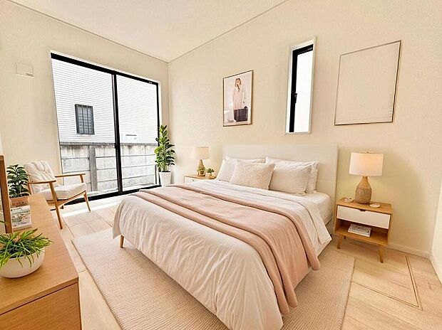 日当りの良さは写真でも充分に伝わるかと思いますが、開放感のある周囲にめぐまれたおかげで、風通しもとても良くなっております。※家具をCGで加工しています。家具付き販売ではございません。