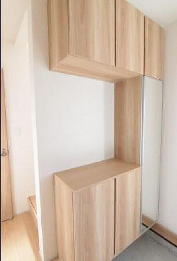 【玄関】お家に出会う人々を迎える玄関だからこそ、広々清潔感あふれる空間にしたいものです。採光・通風にも配慮された設計で毎日明るい空間をキープします♪