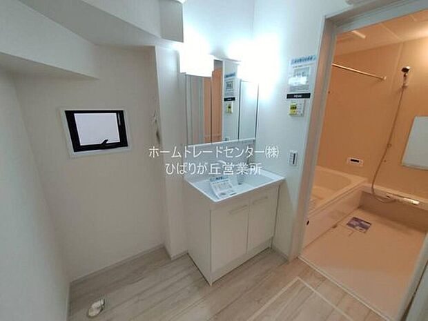 【洗面台・洗面所】明るく清潔感溢れるサニタリースペース。毎日使う場所だからこそ、快適な空間となっております。