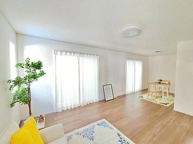 【リビング】家族の一体感を感じられる広々スペース。家族と過ごす時間を大切にする方にぴったりのゆとりの住空間。オフの時間が楽しみになりそうです。