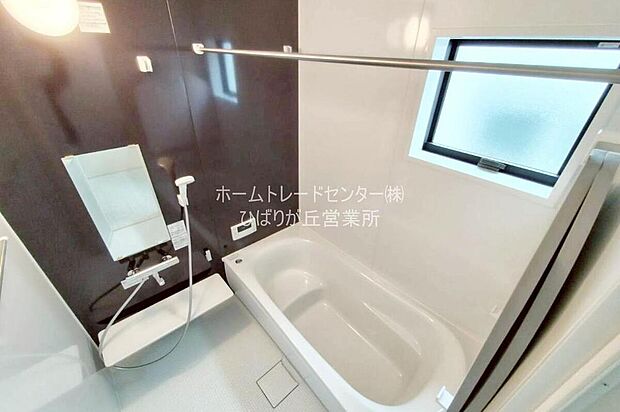 【浴室】毎日の疲れを癒す浴室は１坪タイプです。足を伸ばしてゆっくりとくつろげます。窓があるので、湿気もこもらないのも、うれしいですね♪