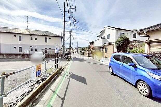 【前面道路含む現地写真】ひとたび扉を開けばそこに待っているのは上質な空間とマイホームでの新生活をイメージさせる優雅なひととき。「この家なら…」ではなく「ここに住みたい♪」と思う感動をお届けいたします。