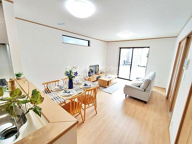 【リビング】仕事、家事、それに育児と忙しく、自分の時間をなかなか取れない毎日。でも、住まいの選び方次第では時間に余裕が生まれ、気持ちもゆったり。趣味だって楽しめるかも♪