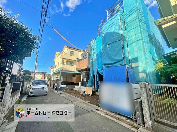 【前面道路含む現地写真】ひとたび扉を開けばそこに待っているのは上質な空間とマイホームでの新生活をイメージさせる優雅なひととき。「この家なら…」ではなく「ここに住みたい♪」と思う感動をお届けいたします。