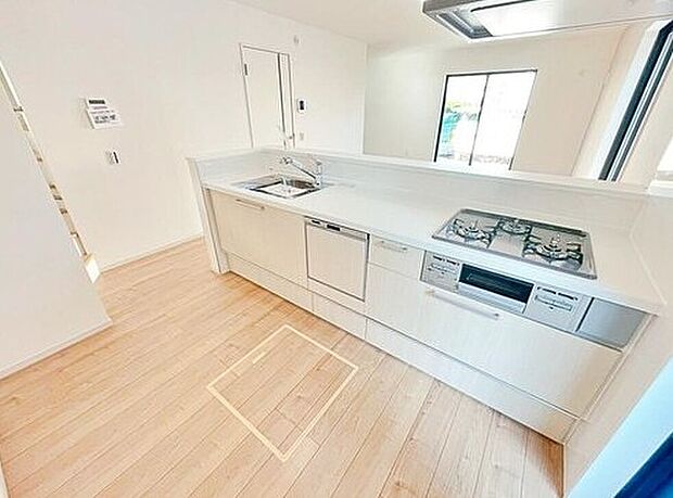 【キッチン】収納力豊富、爽やかなシステムキッチンを用意しております。さっと拭き取るだけで汚れが簡単にとれますので、キッチンスペースをいつでもすっきりとお使い頂けます。