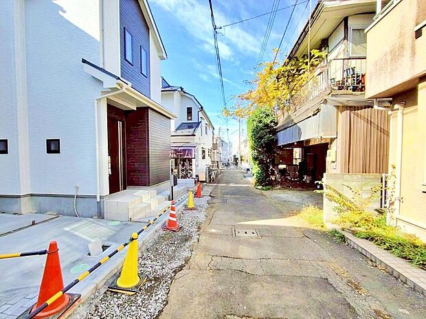 【前面道路含む現地写真】住宅性能評価で耐震等級３（最高等級）を取得！お客様を守る大切な住宅だからこそ、第三者の検査を受けて安心して住んでいただける住宅をご案内させて頂きます。ぜひ現地にてご体感ください。