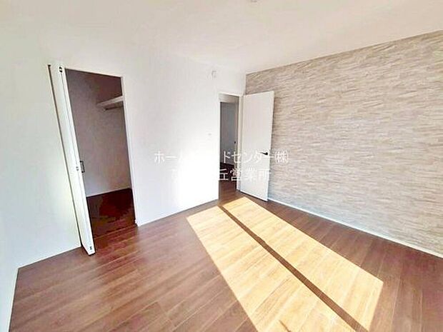 【リビング以外の居室】穏やかな光が差し込む室内には、穏やかな時間が流れます。休日には、落ち着いた空間で自分の趣味を楽しむのはいかがですか。