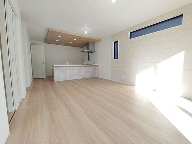 【リビング】【1号棟】
暖かな雰囲気のＬＤＫはご家族が自然と集まる穏やかな暮らしがイメージできますね。明るいリビングで家族団らんの時間を楽しみましょう！