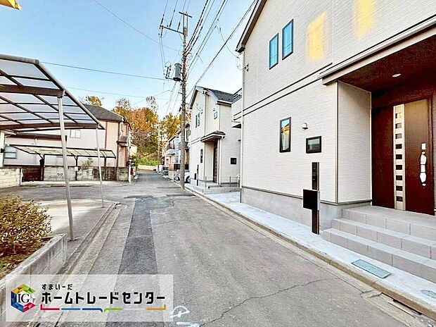 【前面道路含む現地写真】子育て環境にはピッタリな落ち着いた雰囲気の住宅地♪戸建ては建物が独立しているため、マンションのように上下階や隣からの騒音を気にせずに過ごせるのもポイントですね♪