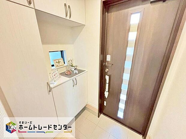 【玄関】※B号棟
清潔感のある玄関スペースに、たっぷり収納の下駄箱を完備。窓付きの玄関でパッと明るく！飾り棚付きなのでお好みのインテリアで玄関から飾り付けができます♪