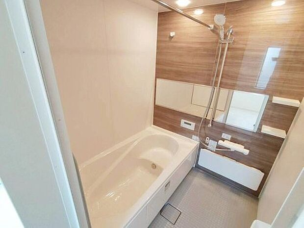 【浴室】毎日の疲れを癒す浴室は１坪タイプです。足を伸ばしてゆっくりとくつろげます。窓があるので、湿気もこもらないのも、うれしいですね♪

