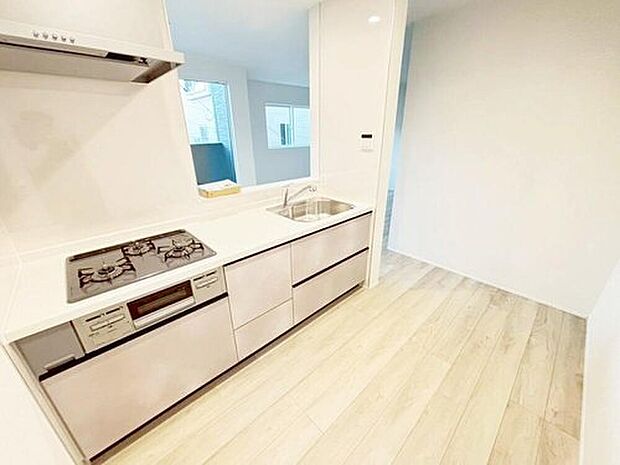 【キッチン】収納力豊富、爽やかなシステムキッチンを用意しております。さっと拭き取るだけで汚れが簡単にとれますので、キッチンスペースをいつでもすっきりとお使い頂けます。