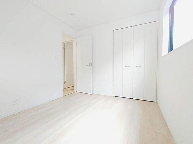 【リビング以外の居室】2階洋室◎収納も完備しているので、お部屋は美しい空間を保てますね！お子様の成長と共に増えていく荷物も楽々しまえます◎
