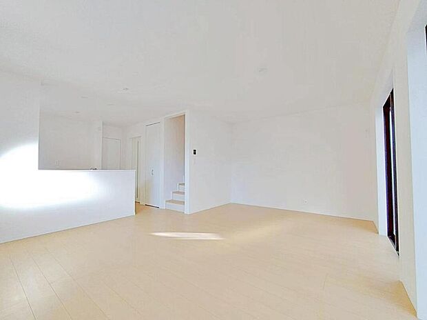 【リビング】ゆとりある空間で開放感があるリビングです♪採光にも優れていて過ごしていて気持ちのいいリビングです！ゆったりとした家族のお時間を。