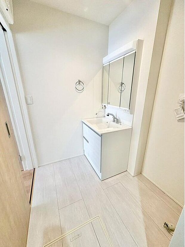 【洗面台・洗面所】☆32号棟☆
白を基調とした爽やかなサニタリースペース。清潔感のある快適空間です。毎日の身支度も気持ち良くお使い頂けます。