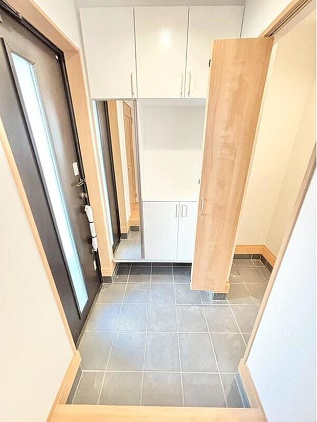 【玄関】お家に出会う人々を迎える玄関だからこそ、広々清潔感あふれる空間にしたいものです。採光・通風にも配慮された設計で毎日明るい空間をキープします♪