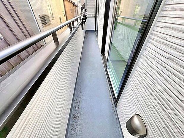 【バルコニー】バルコニーは、洗濯物や布団を干すだけでなく、暖かな陽射しや爽やかな風を存分に取り込み、お部屋に解放感をもたらします☆幅が広めのバルコニーなので家事もしやすいですね♪