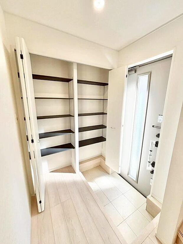 【玄関】お家に出会う人々を迎える玄関だからこそ、広々清潔感あふれる空間にしたいものです。採光・通風にも配慮された設計で毎日明るい空間をキープします♪