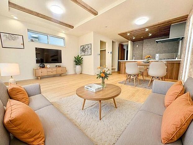 【リビング】明るく開放感のあるリビング。対面式キッチンは、いつでもご家族を感じられる空間作りの重要ポイントになりそうです。※家具をCGで加工しています。家具付き販売ではございません。