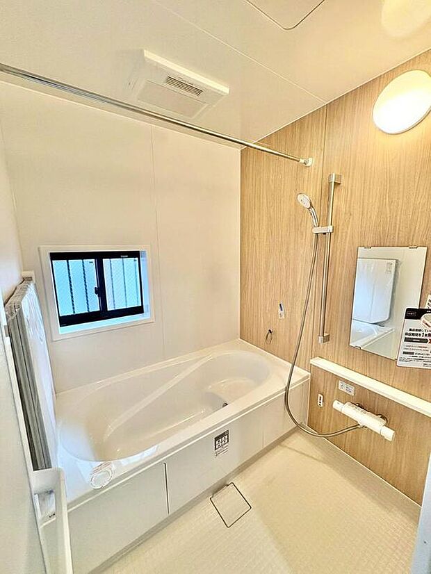 【浴室】浴室は湿気がたまりやすく、換気扇だけではどうしてもカビが出やすいです。窓があるだけでお風呂のカビお掃除がラクラク。