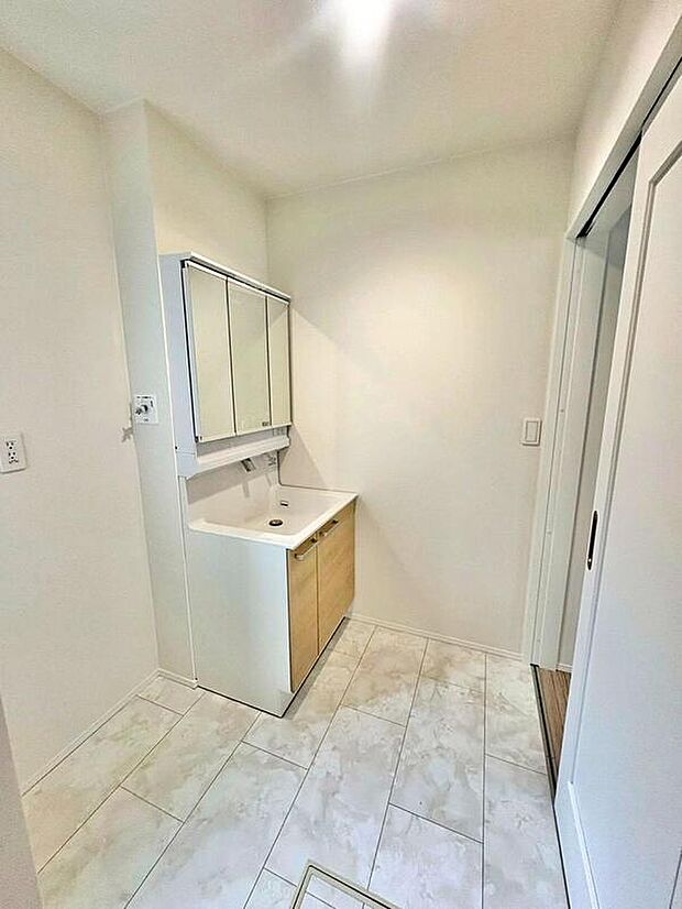 【洗面台・洗面所】三面鏡ならではの収納力、温水シャワー付きの機能性、どちらも採用!汚れが落ち易い大型の洗面ボウルは手入れもしやすく日々の生活を陰ながら支えてくれる仕様となっております。