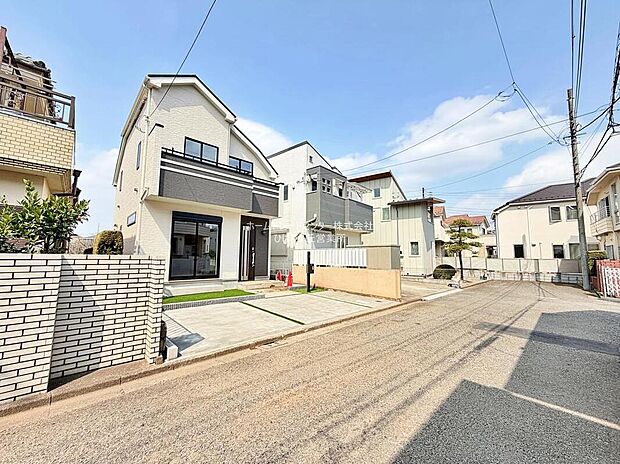 【前面道路含む現地写真】前面道路は車通りが多くないのでお車の出し入れも落ち着いてできます♪
現地をご覧いただきながら、住まいの夢をお聞かせください！