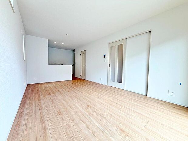 【リビング】ここにはみんなが集い、食事と楽しい会話が始まる。話に夢中になりすぎて、ついつい時を忘れ時間が過ぎてしまう。そんな束の間の幸せを感じさせてくれる場所となることでしょう。