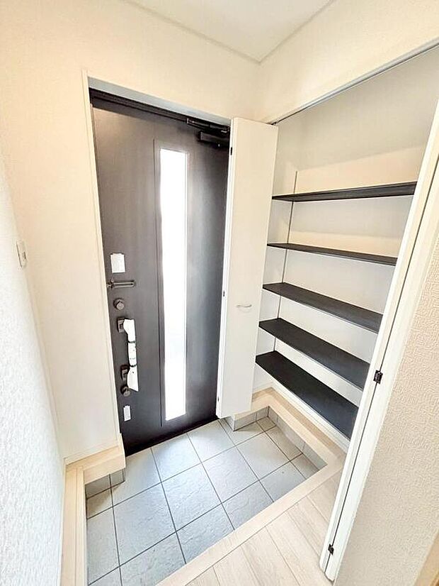 【玄関】お家に出会う人々を迎える玄関だからこそ、広々清潔感あふれる空間にしたいものです。採光・通風にも配慮された設計で毎日明るい空間をキープします♪