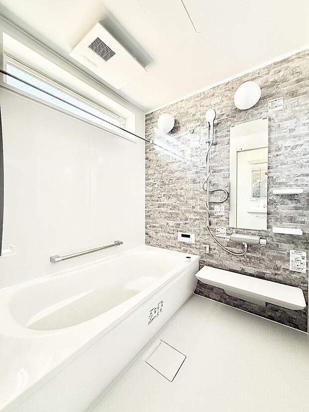 ■落ち着いた色合いの壁面、ゆっくり寛げるバスルーム