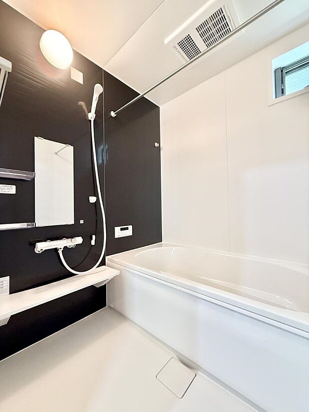 ■落ち着いた色合いの壁面、ゆっくり寛げるバスルーム