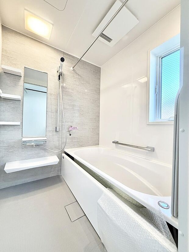 落ち着いた色合いの壁面、ゆっくり、ゆったり寛げるバスルーム。