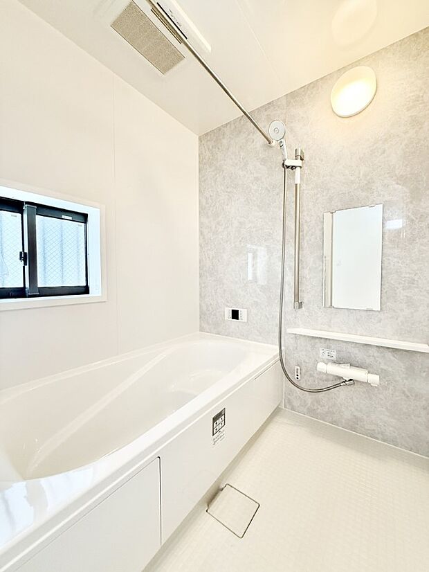 ■落ち着いた色合いの壁面、ゆっくり寛げるバスルーム