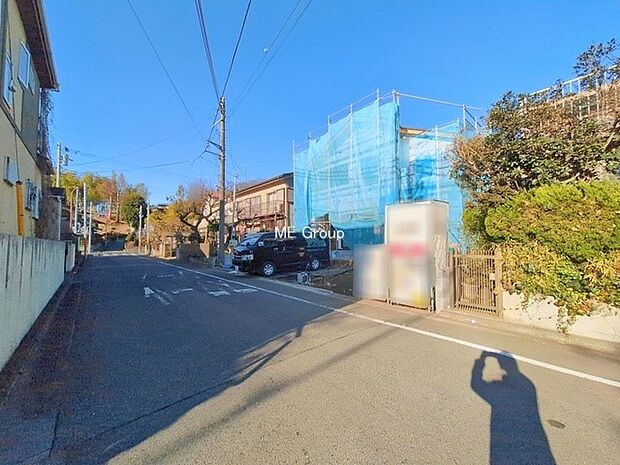 広々6m幅の前面道路は、車の出入りも楽々