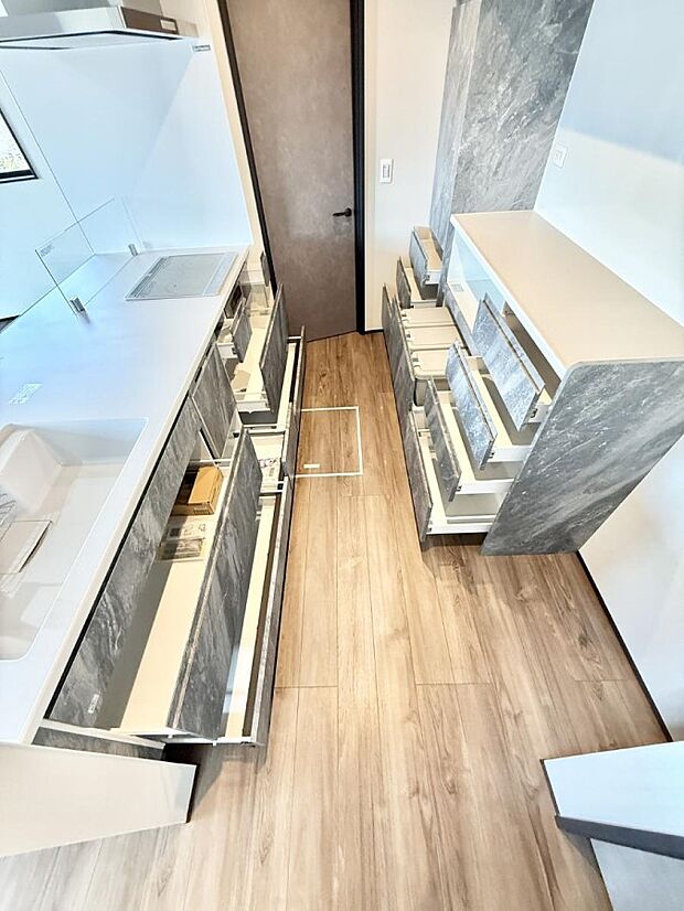 ■背面には食器類が収納できるカップボード付き