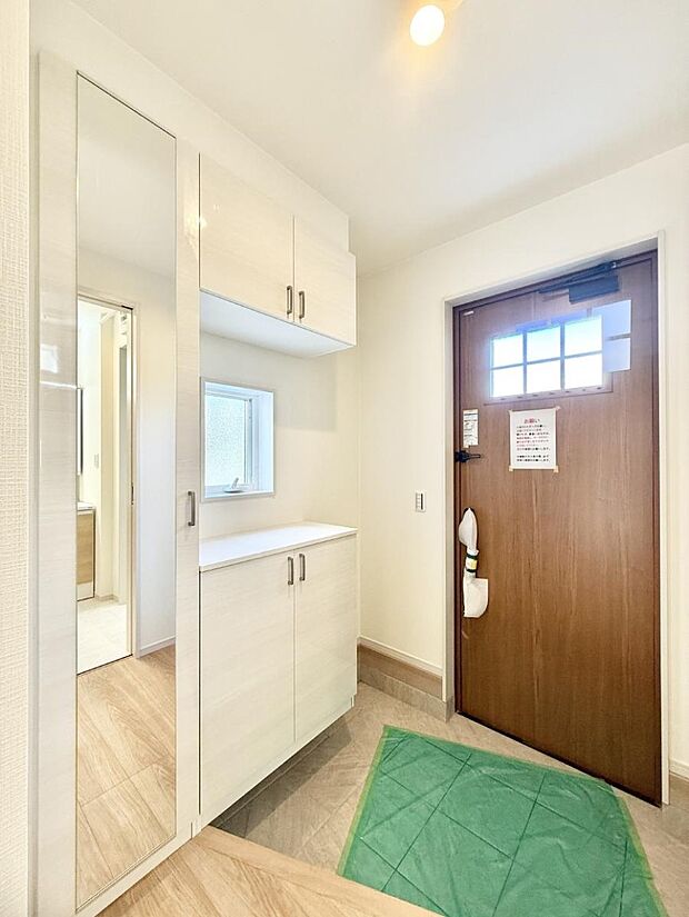 窮屈さを感じさせない広々玄関!