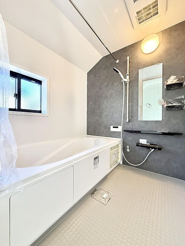 ■落ち着いた色合いの壁面、ゆっくり寛げるバスルーム