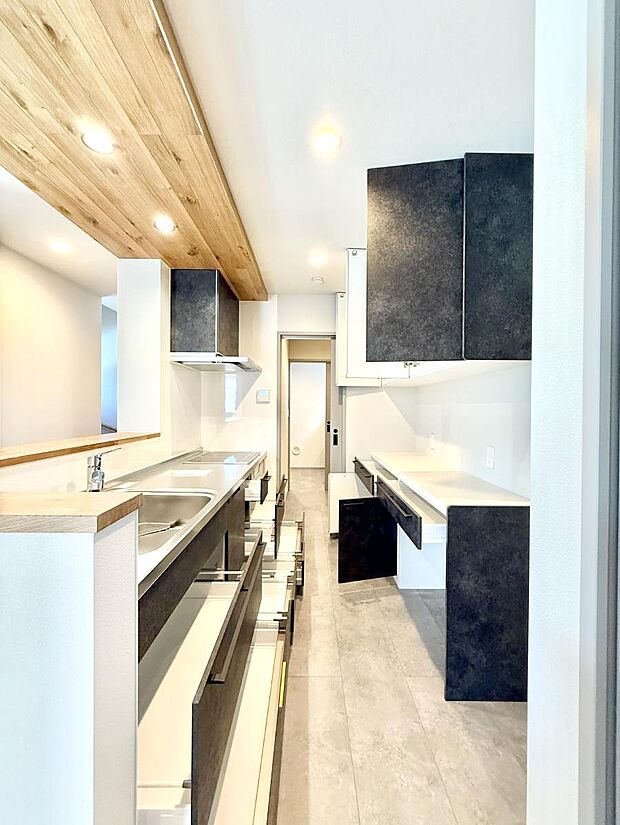 ■背面には食器類が収納できるカップボード付き