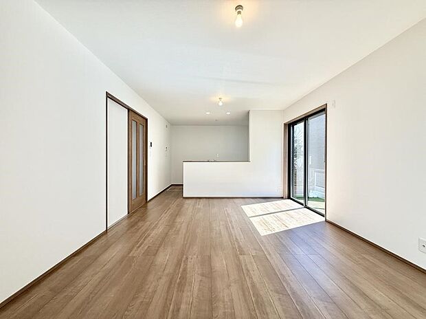 大きな窓から光が入り明るい空間でお寛ぎいただけます