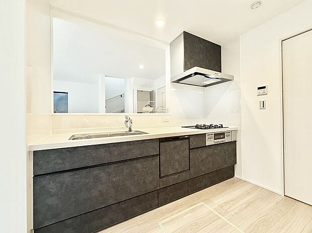 ■キッチン横にパントリー付き!料理がもっと楽しくなる、快適なキッチン空間