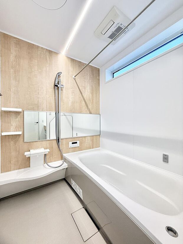 ■落ち着いた色合いの壁面、ゆっくり寛げるバスルーム