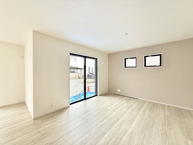 陽ざしが射し込む明るいLDKは家族でのんびり寛げます