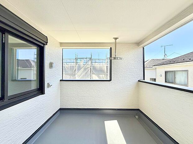 ■ 心地よい風と光を感じる、くつろぎのバルコニー