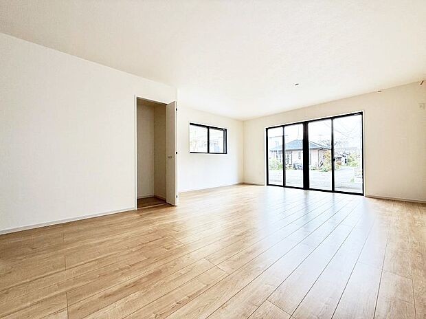 陽ざしが射し込む明るいLDKは家族でのんびり寛げます