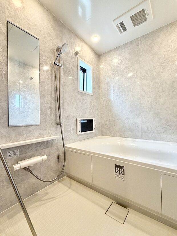 落ち着いた色合いの壁面、ゆっくり、ゆったり寛げるバスルーム。